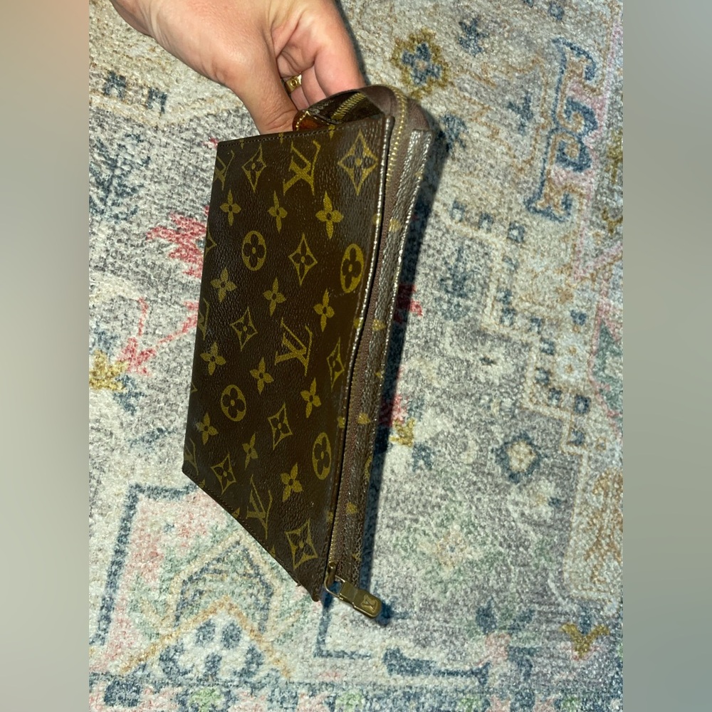Louis Vuitton - Picture 3 of 12